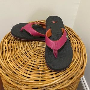 Sanuk, pink flip flops with comfortable foam, size 2-3 youth, girl.